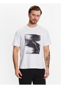 Calvin Klein T-Shirt Motion Graphic K10K111116 Biały Regular Fit. Kolor: biały. Materiał: bawełna #1