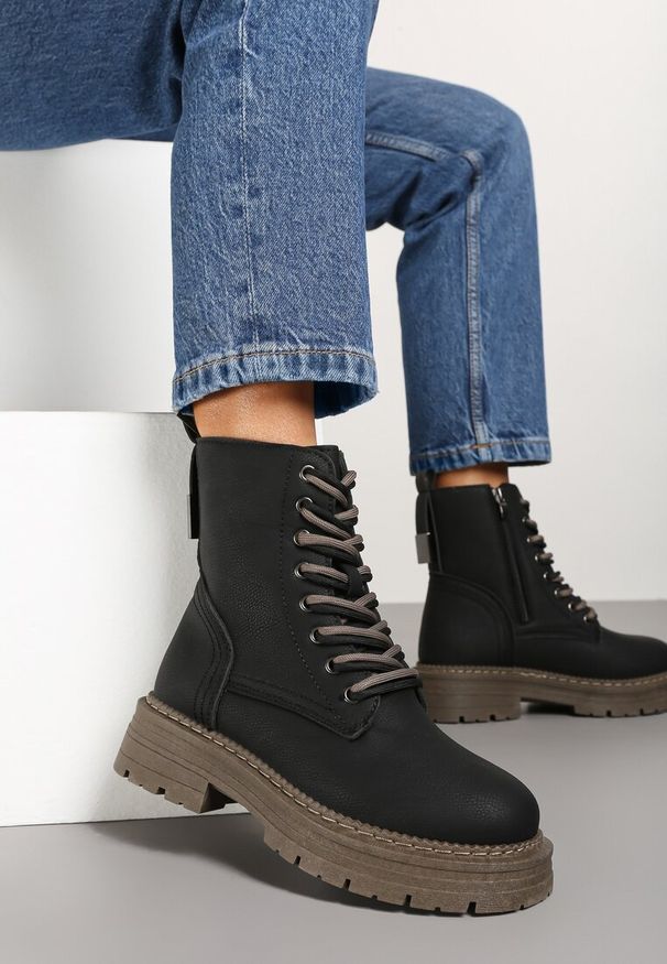 Born2be - Czarne Płaskie Sznurowane Botki w Stylu Workerów Ozdobione Przeszyciami Savorelle. Okazja: na co dzień. Zapięcie: sznurówki. Kolor: czarny. Materiał: jeans. Wzór: aplikacja. Obcas: na obcasie. Styl: klasyczny, casual. Wysokość obcasa: niski
