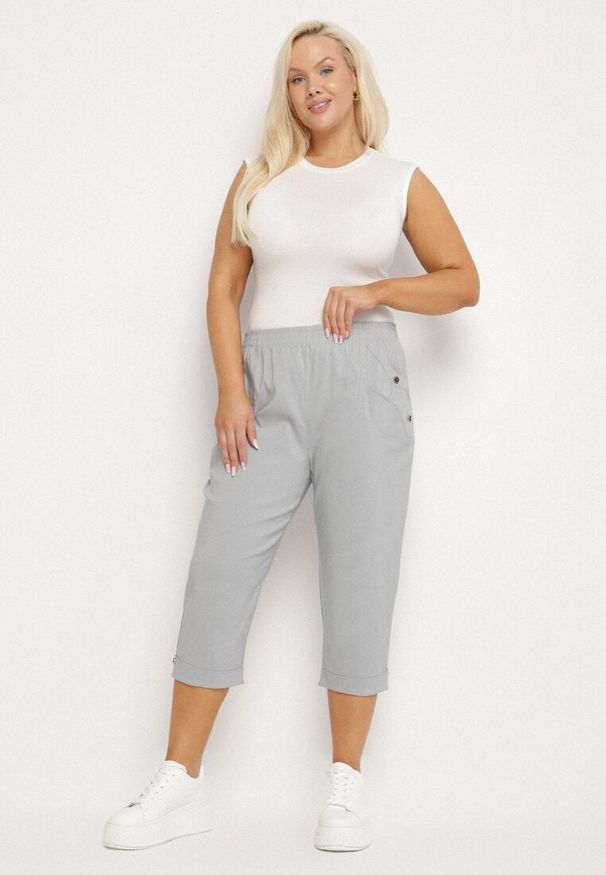 Born2be - Szare Spodnie z Wiskozą i Ozdobnymi Guzikami Lireza. Okazja: na co dzień. Kolor: szary. Materiał: wiskoza. Styl: klasyczny, casual