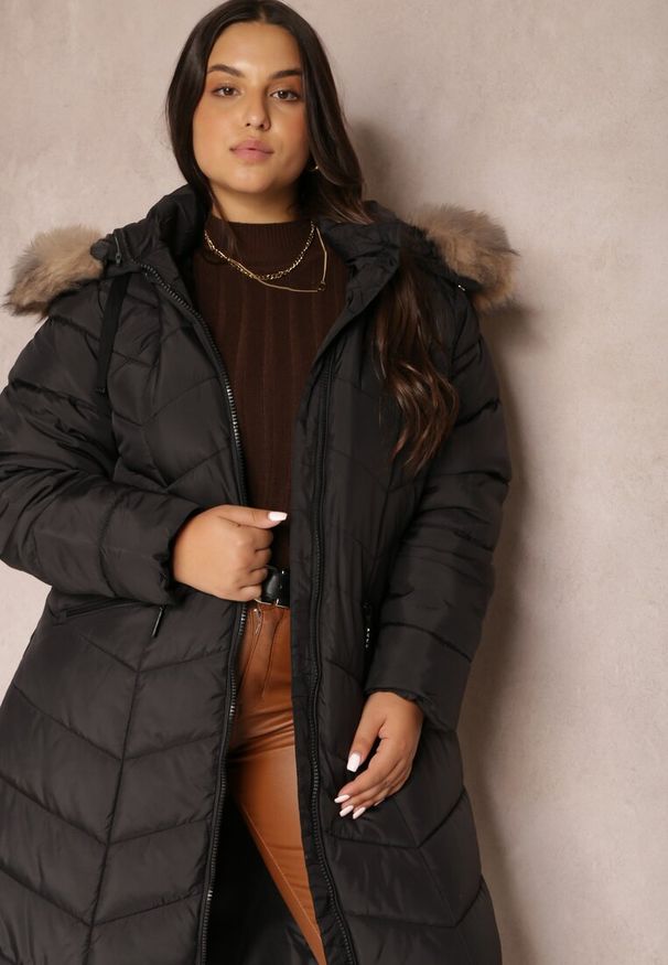Renee - Czarna Kurtka Pikowana z Futerkiem Lawanna. Okazja: na co dzień. Kolekcja: plus size. Kolor: czarny. Materiał: futro. Długość rękawa: długi rękaw. Długość: długie. Wzór: aplikacja. Styl: casual, elegancki, wizytowy
