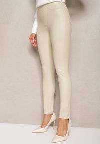 Renee - Beżowe Legginsy z Imitacji Skóry High Waist Noriel. Okazja: na co dzień. Stan: podwyższony. Kolor: beżowy. Materiał: skóra. Wzór: aplikacja. Sezon: zima. Styl: casual #4