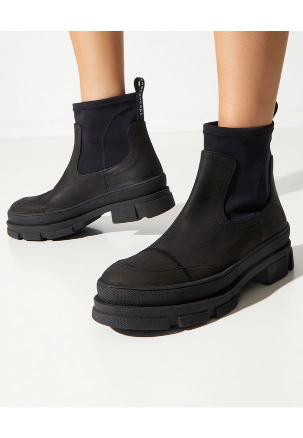 MOA Concept - MOA CONCEPT - Czarne botki na gumowej podeszwie. Nosek buta: okrągły. Kolor: czarny. Materiał: guma. Szerokość cholewki: normalna. Wzór: napisy. Obcas: na obcasie. Wysokość obcasa: średni