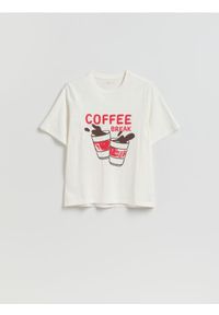 Reserved - Bawełniany t-shirt z nadrukiem - złamana biel. Materiał: bawełna. Wzór: nadruk #1