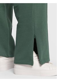 Cotton On Spodnie dresowe 2054704 Zielony Regular Fit. Kolor: zielony. Materiał: dresówka, bawełna