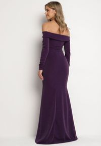 Born2be - Ciemnofioletowa Dopasowana Sukienka Hiszpanka z Rozcięciem i Rozszerzanym Dołem Emilenne. Typ kołnierza: dekolt hiszpanka. Kolor: fioletowy. Długość rękawa: długi rękaw. Typ sukienki: z odkrytymi ramionami. Styl: wizytowy #2