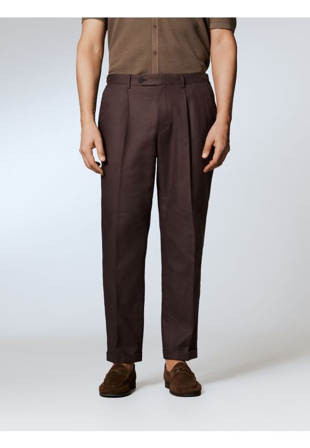 Reserved - Spodnie chino slim z lnem - ciemnobrązowy. Kolor: brązowy. Materiał: len