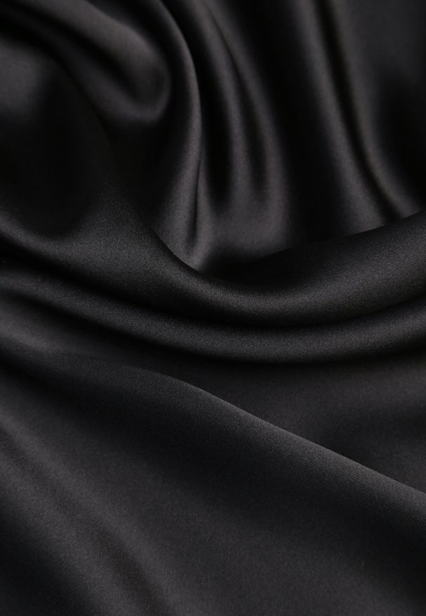 Born2be - Czarna Rozkloszowana Midi Spódnica Satynowa Zapinana na Suwak z Gumką w Pasie Williwarne. Okazja: do pracy, na co dzień, na spotkanie biznesowe. Kolor: czarny. Materiał: satyna. Styl: biznesowy, casual