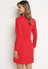 Born2be - Czerwona Sukienka Kopertowa z Ozdobnym Marszczeniem Ohildria. Kolor: czerwony. Typ sukienki: kopertowe. Styl: elegancki #5
