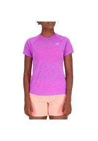 Koszulka New Balance WT21262OOR - fioletowa. Kolor: fioletowy. Materiał: materiał, poliester. Długość rękawa: krótki rękaw. Długość: krótkie. Sezon: lato. Sport: fitness