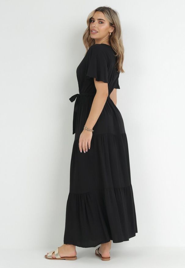 Born2be - Czarna Rozkloszowana Sukienka Maxi z Wiązanym Paskiem Japhelia. Kolor: czarny. Materiał: materiał. Styl: klasyczny. Długość: maxi