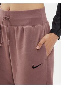Nike Spodnie dresowe DQ5887 Różowy Oversize. Kolor: różowy. Materiał: bawełna