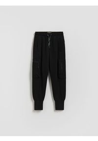 Reserved - Joggery cargo z kieszeniami - czarny. Kolor: czarny. Materiał: dresówka, bawełna, dzianina #1