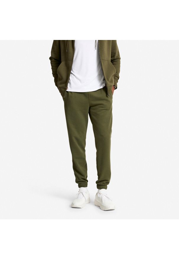 DOMYOS - Spodnie dresowe męskie Domyos Gym & Pilates. Kolor: wielokolorowy, brązowy, zielony. Materiał: poliester, bawełna, materiał, elastan. Sport: joga i pilates