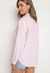 Born2be - Różowa Koszula o Kroju Oversize w Paski Zdobiona Haftem w Serca Nitariena. Okazja: na co dzień, na spotkanie biznesowe, do pracy. Typ kołnierza: kołnierzyk klasyczny. Kolor: różowy. Materiał: materiał, bawełna. Długość rękawa: długi rękaw. Długość: długie. Wzór: aplikacja, paski, haft. Styl: klasyczny, elegancki, biznesowy, casual