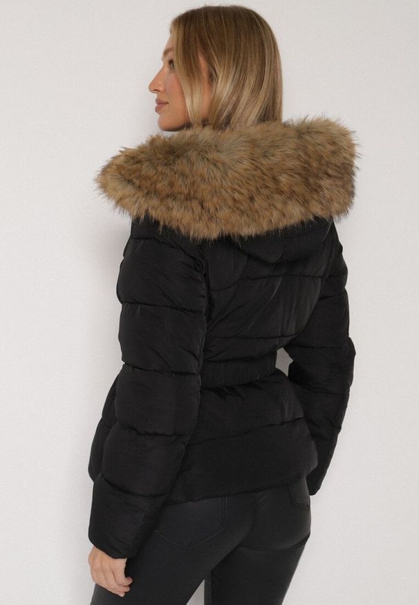 Born2be - Czarna Pikowana Kurtka z Paskiem Nieodpinanym Kapturem i Futerkiem Retinda. Okazja: na spacer, na co dzień. Kolor: czarny. Materiał: futro. Styl: casual