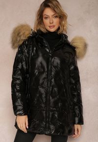 Renee - Czarna Kurtka Metaliczna z Futrzanym Kapturem Kajol. Okazja: na co dzień, na spacer. Kolor: czarny. Materiał: futro. Styl: casual, elegancki