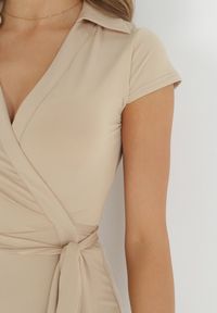 Born2be - Beżowa Kopertowa Sukienka Midi Wiązana w Talii Mayella. Okazja: na co dzień, do pracy, na spotkanie biznesowe. Typ kołnierza: dekolt w kształcie V. Kolor: beżowy. Typ sukienki: kopertowe. Styl: biznesowy, casual, elegancki. Długość: midi #5