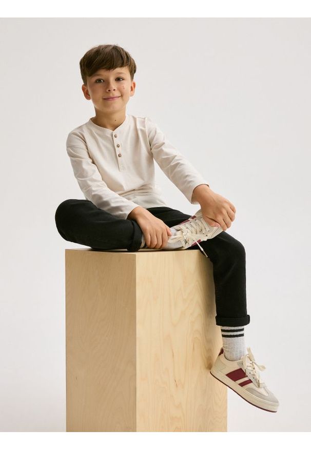 Reserved - Elastyczne jeansy regular - czarny. Kolor: czarny