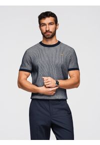 Ombre Clothing - Koszulka męska bawełniana ze strukturalnej dzianiny - granatowa V2. Okazja: na co dzień, do pracy. Kolor: niebieski. Materiał: bawełna, dzianina. Długość rękawa: krótki rękaw. Długość: krótkie. Wzór: jednolity. Styl: casual #1