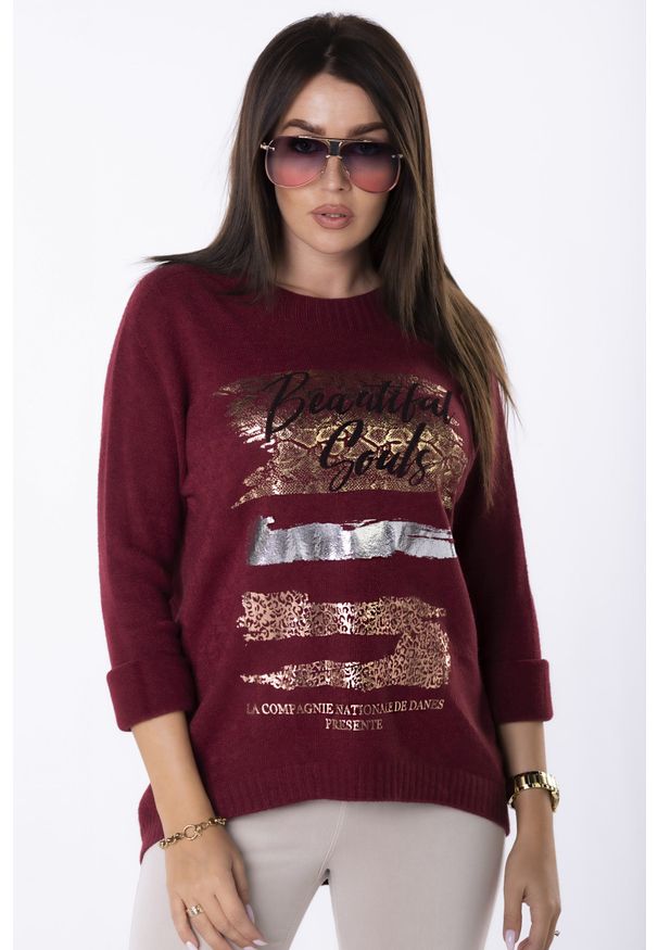 e-margeritka - Ciepły dopasowany sweter z połyskującym nadrukiem - bordowy, U. Kolor: czerwony. Materiał: poliester, poliamid, wiskoza, dzianina, kaszmir, materiał. Długość rękawa: długi rękaw. Długość: długie. Wzór: nadruk