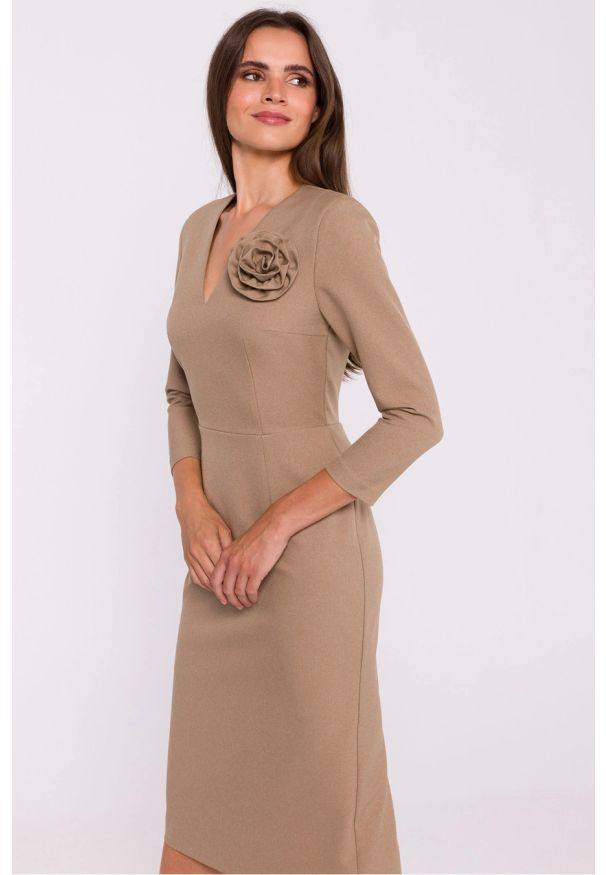 Stylove - Elegancka sukienka ołówkowa z dekoltem V beżowa. Okazja: na spotkanie biznesowe. Kolor: beżowy. Materiał: tkanina. Typ sukienki: ołówkowe. Styl: elegancki