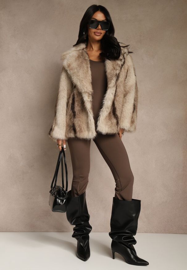 Renee - Beżowa Jednorzędowa Kurtka Futerko z Szerokim Kołnierzem Tesandra. Okazja: na co dzień. Kolor: beżowy. Materiał: futro. Styl: casual, klasyczny, retro