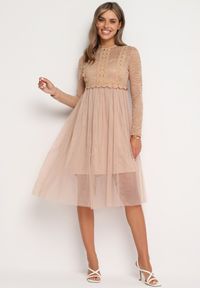 Born2be - Ciemnobeżowa Rozkloszowana Sukienka w Eleganckim Stylu Ozdobiona Koronką i Tiulem Miramelba. Kolor: beżowy. Materiał: tiul, koronka. Długość rękawa: długi rękaw. Wzór: aplikacja, koronka. Styl: elegancki #1