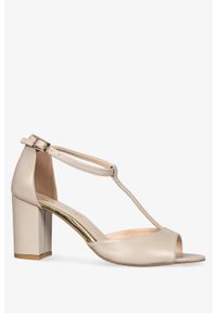 Casu - Beżowe sandały skórzane na słupku damskie t-bar z zakrytą piętą produkt polski casu 2481-206. Zapięcie: pasek. Kolor: beżowy. Materiał: skóra. Sezon: lato. Obcas: na słupku. Styl: elegancki, klasyczny. Wysokość obcasa: średni #1