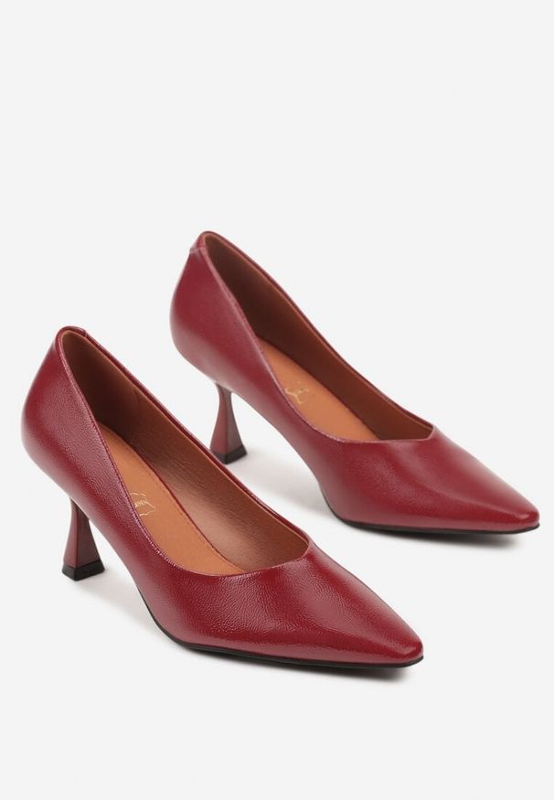 Born2be - Bordowe Klasyczne Czółenka Vices na Klepsydrowym Obcasie ze Skórzaną Wkładką Dodvira. Okazja: na randkę, do pracy, na wesele, na spotkanie biznesowe, na ślub cywilny. Kolor: czerwony. Materiał: skóra. Obcas: na obcasie. Styl: klasyczny. Wysokość obcasa: średni