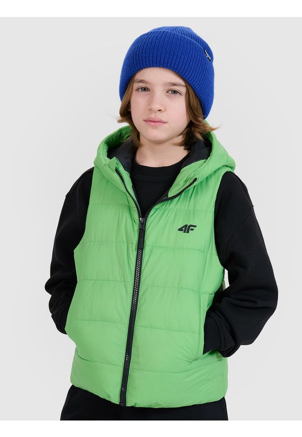 4f - 4F Bezrękawnik puchowy z wypełnieniem syntetycznym chłopięcy - zielony 140 (9-10 lat). Okazja: na co dzień. Typ kołnierza: kołnierzyk stójkowy, kaptur. Kolor: zielony. Długość: długie. Wzór: gładki. Materiał: syntetyk, puch. Długość rękawa: bez rękawów. Sezon: lato. Styl: casual, klasyczny, sportowy