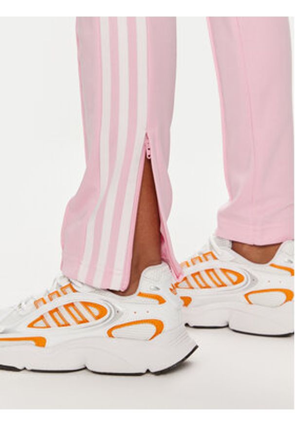 Adidas - adidas Spodnie dresowe adicolor SST IR8076 Różowy Slim Fit. Kolor: różowy. Materiał: bawełna, syntetyk