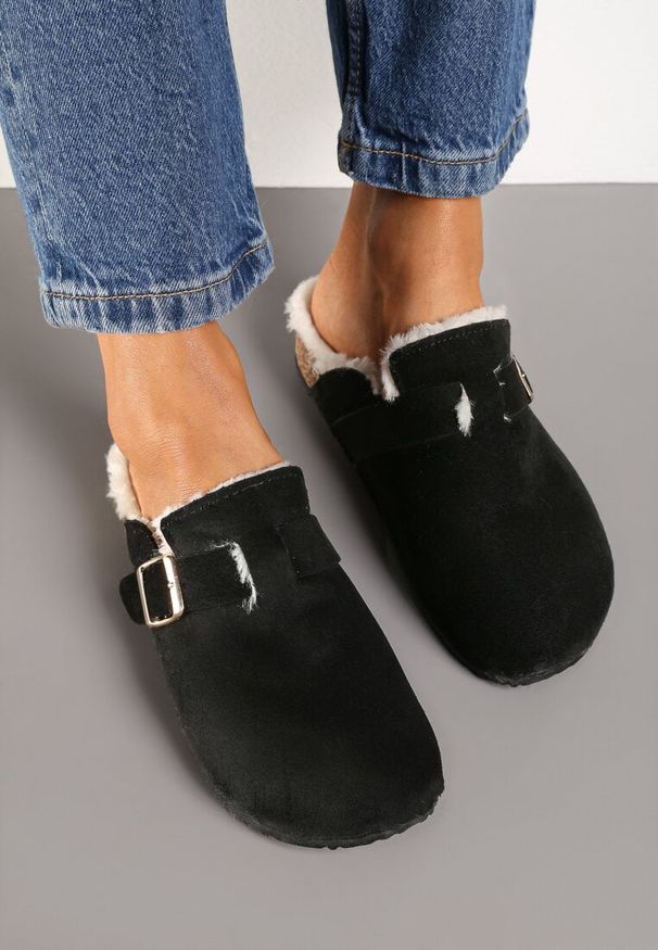 Renee - Czarne Kapcie na Płaskiej Podeszwie Ozdobione Paskiem z Klamrą Ninnithra. Okazja: na co dzień, do domu. Zapięcie: klamry. Kolor: czarny. Materiał: satyna, bawełna. Wzór: aplikacja. Obcas: na płaskiej podeszwie. Styl: casual, elegancki