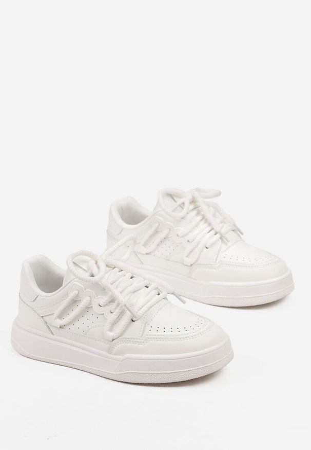 Renee - Białe Sneakersy Sylvena. Nosek buta: okrągły. Zapięcie: sznurówki. Kolor: biały. Materiał: materiał. Obcas: na obcasie. Wysokość obcasa: niski