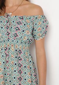 Born2be - Zielona Wiskozowa Mini Sukienka z Hiszpańskim Dekoltem Krala. Kolor: zielony. Materiał: wiskoza. Wzór: aplikacja. Długość: mini #3