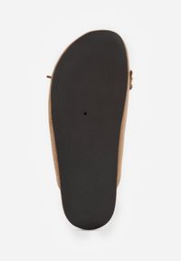 Renee - Beżowe Klapki VICES Mule Ozdobione Frędzlami Koralikami i Kokardą Eathelena. Okazja: na plażę. Kolor: beżowy. Wzór: aplikacja. Sezon: lato #3