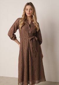 Born2be - Brązowa Koronkowa Sukienka Koszulowa o Rozkloszowanym Dole z Paskiem w Talii Nesssea. Okazja: do pracy, na co dzień. Kolor: brązowy. Materiał: koronka. Typ sukienki: koszulowe. Styl: elegancki, casual #5