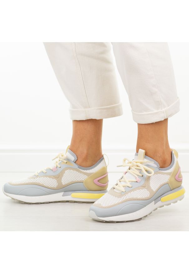 Szare sportowe buty damskie Filippo Dp7843/26. Okazja: na co dzień, na spacer. Nosek buta: okrągły. Zapięcie: sznurówki. Kolor: szary. Materiał: tkanina. Sezon: wiosna, lato, jesień. Obcas: na płaskiej podeszwie. Sport: turystyka piesza