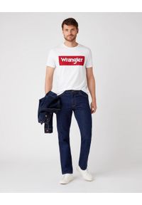 Wrangler - T-SHIRT MĘSKI WRANGLER SS LOGO TEE WHITE W742FK989. Okazja: na uczelnię. Materiał: bawełna, jeans, materiał. Wzór: nadruk. Sezon: lato. Styl: klasyczny