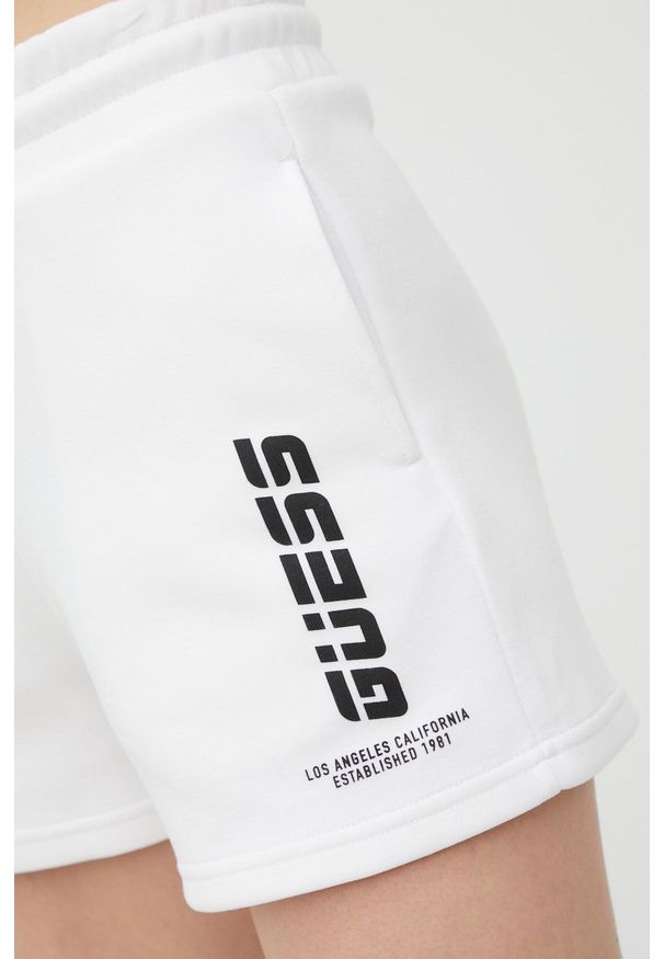 Guess szorty damskie kolor biały z nadrukiem high waist. Stan: podwyższony. Kolor: biały. Wzór: nadruk