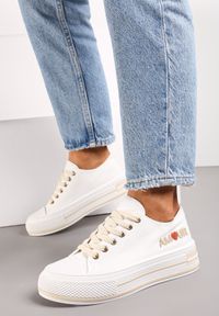 Born2be - Białe Trampki na Grubej Podeszwie Sznurowane z Modną Aplikacją Aienel. Okazja: na co dzień. Kolor: biały. Wzór: aplikacja. Styl: elegancki, casual #1