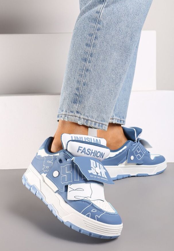 Born2be - Niebieskie Płaskie Sznurowane Sneakersy z Napisami Friefra. Nosek buta: okrągły. Zapięcie: sznurówki. Kolor: niebieski. Materiał: materiał. Wzór: napisy. Obcas: na obcasie. Wysokość obcasa: niski