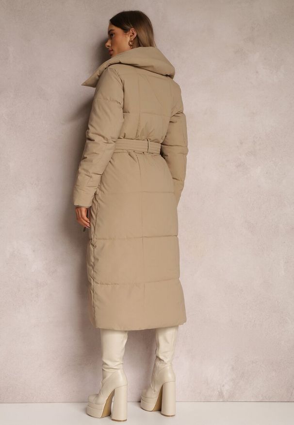 Renee - Ciemnobeżowa Kurtka za Kolano Pikowana Chadi. Kolor: beżowy. Materiał: jeans, tkanina. Sezon: zima. Styl: klasyczny, elegancki