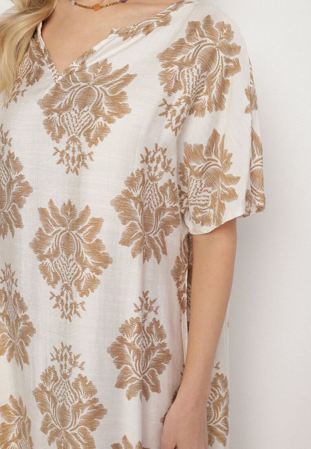 Born2be - Ciemnobeżowa Pudełkowa Sukienka z Wiskozy Ozdobiona Geometrycznym Wzorem Emilavie. Okazja: na co dzień. Typ kołnierza: dekolt w kształcie V. Kolor: beżowy. Materiał: wiskoza. Wzór: geometria, aplikacja. Typ sukienki: proste. Styl: casual, elegancki, klasyczny