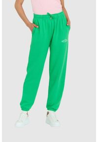 Juicy Couture - JUICY COUTURE Zielone spodnie damskie wendy recycled z haftowanym logo. Kolor: zielony. Materiał: dresówka. Wzór: haft #1