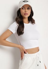 Born2be - Biały T-shirt z Prążkowanego Materiału o Krótkim Kroju Telunna. Okazja: na spotkanie biznesowe, na co dzień. Kolor: biały. Materiał: materiał, prążkowany. Długość: krótkie. Styl: klasyczny, casual, elegancki, biznesowy