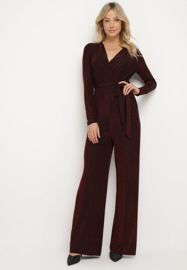 Born2be - Bordowy Taliowany Kombinezon z Wiskozą Ozdobiony Paskiem i Metaliczną Nicią Lilanna. Okazja: na imprezę, na co dzień. Kolor: czerwony. Materiał: wiskoza. Wzór: aplikacja. Styl: casual, elegancki