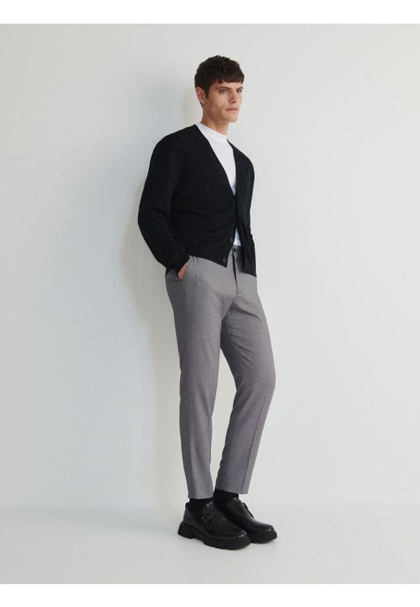 Reserved - Eleganckie spodnie carrot - czarny. Kolor: czarny. Materiał: wełna, materiał, wiskoza. Wzór: gładki. Styl: elegancki