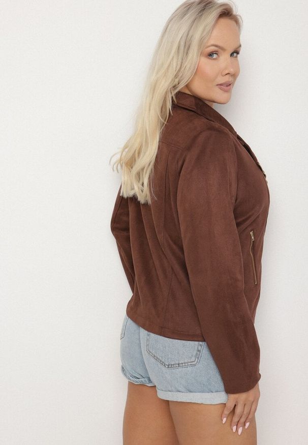 Born2be - Brązowa Kurtka Ramoneska z Imitacji Zamszu z Asymetrycznym Suwakiem Maisen. Kolekcja: plus size. Kolor: brązowy. Materiał: zamsz