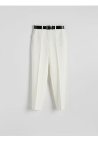Reserved - Spodnie z paskiem - biały. Kolor: biały. Materiał: tkanina, wiskoza
