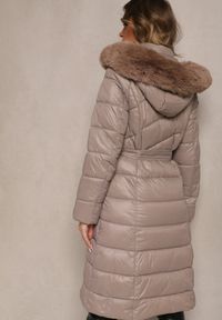 Renee - Beżowa Długa Kurtka Pikowana z Odpinanym Kapturem Ozdobionym Futerkiem i Paskiem Iveleti. Okazja: na co dzień. Kolor: beżowy. Materiał: futro. Długość: długie. Wzór: aplikacja. Styl: elegancki, casual #5